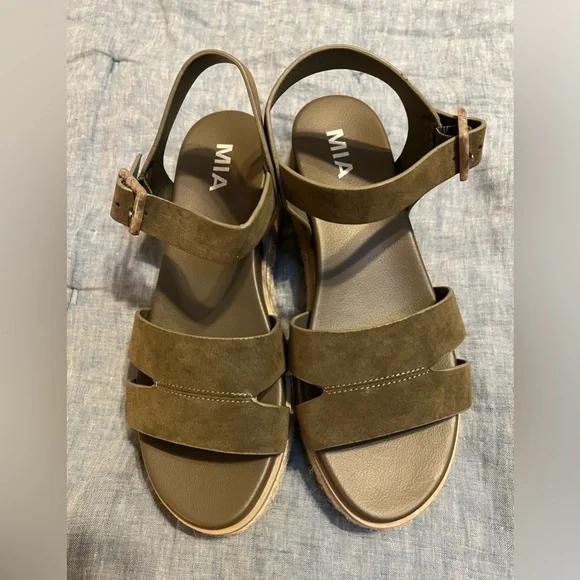 Mia “Evana” Wedge Sandals Olive Green EUC Only Worn Once Size 8 - Picture 7 of 10
